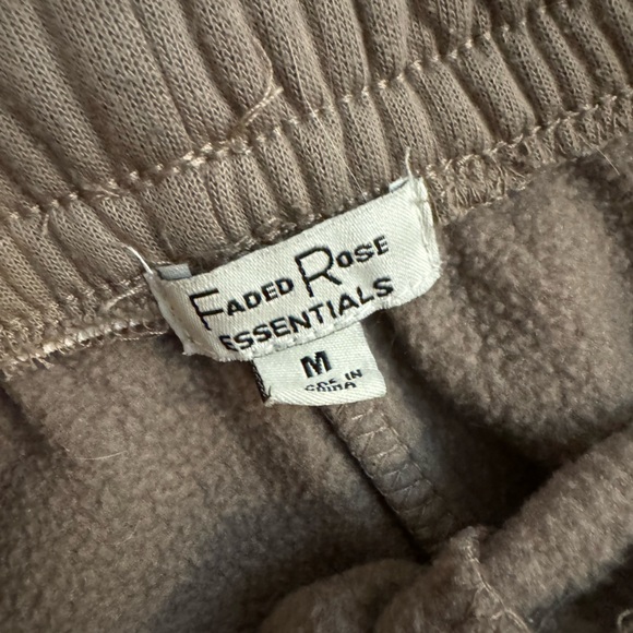 Brown/tan Cargo Shorts barely worn - Picture 3 of 3